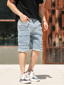 Herren stylische Destroyed Jeansshorts mit ausgefransten Flicken und Kettendetail für Streetwear.