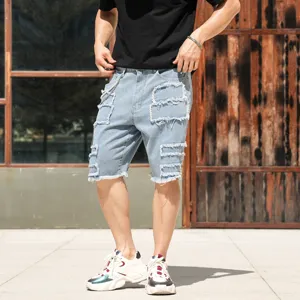 Modische Herren Streetwear Destroyed Jeansshorts mit Fransen und Flicken Detailaufnahme.