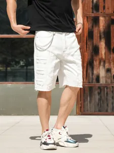 Short en denim blanc déchiré pour homme avec bords bruts et chaîne streetwear d'été