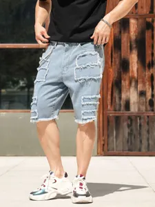 Herren hellblaue Destroyed Jeansshorts mit Patch-Details im lässigen Streetwear-Stil.