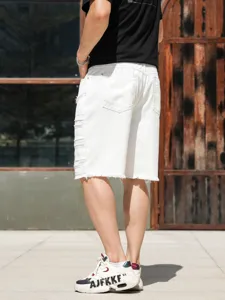 Détail short denim blanc homme, bord brut style streetwear urbain été mode vêtements.