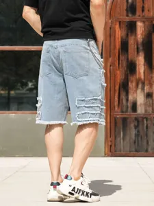 Detailansicht hellblaue Herren Jeansshorts mit ausgefransten Patches und Streetwear Stil.