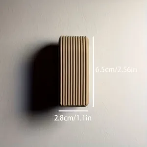Primo piano dettagliato di un gancio da parete per asciugamani a coste verticali beige.