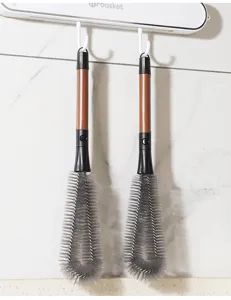Vista detallada del cepillo largo para tazas con cerdas grises resistentes y mango efecto madera.
