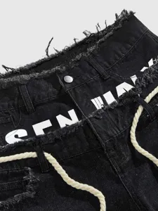 Dettaglio della cintura di pantaloncini di jeans neri da uomo con cordino bianco.