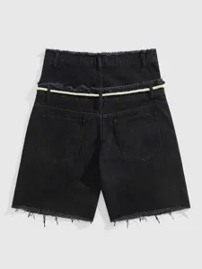 Pantaloncini in denim nero da uomo con bordi sfrangiati e cintura di corda bianca.