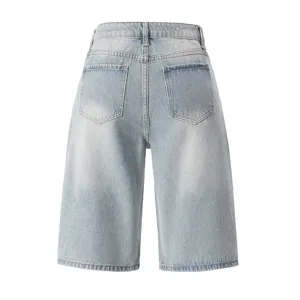 Vista trasera de shorts vaqueros de talle alto en azul claro con diseño vintage casual.