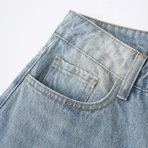 Detalle de shorts de mezclilla azul claro de tinto alto, diseño recto casual con bolsillos clásicos.