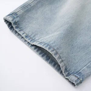 Detalle de dobladillo de shorts vaqueros azul claro, estilo casual, tela suave top.