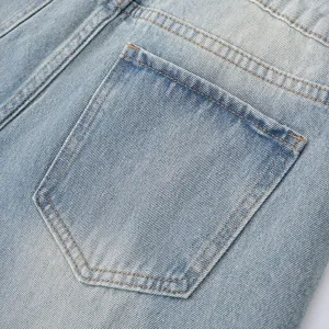 Primer plano del bolsillo trasero de los pantalones cortos vaqueros azul claro, lavado y costuras.
