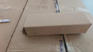 Gedetailleerd overzicht van de bruine golfkartonnen verpakking voor keuken wandrek.