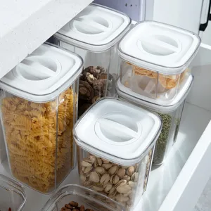 Boîtes de rangement alimentaires carrées transparentes avec couvercles blancs hermétiques.