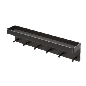 Zwarte wandreken met bovenste plank en meerdere haken voor een handige keukenorganisatie.