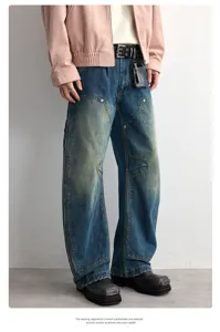Κοντινό πλάνο από vintage πλυμένο baggy cargo τζιν με μοναδικές καμπύλες ραφές πάνελ.
