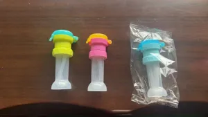 Dettaglio copertura di paglia in silicone, design flessibile per bottiglie, bevuta sicura.