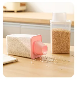 Primo piano di un contenitore per alimenti in plastica trasparente con coperchio dosatore.