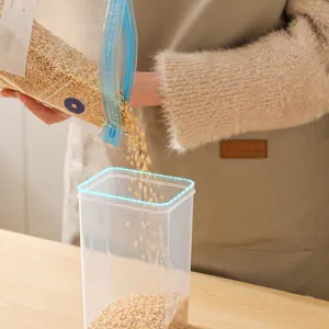 Contenitore di plastica trasparente per alimenti per cereali da cucina e organizzazione.