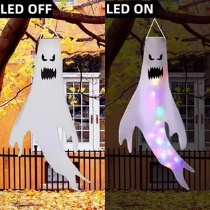 Detaillierter Vergleich des Halloween Geister-Windsacks mit bunten LED-Lichtern an und aus