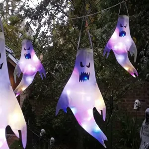 Hängende leuchtende Gespenster-Windsäcke schmücken Bäume für die Halloween-Deko
