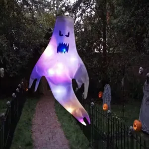 Leuchtende Halloween-Geist-Windhose Dekoration hängt in einem gruseligen Garten
