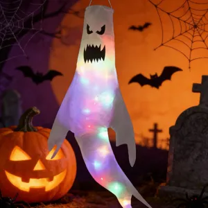Leuchtende Halloween Geister-Windsack mit bunten LED-Lichtern in festlicher Außenszene