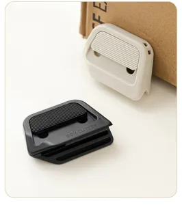 Dettaglio taglierina per scatole in ceramica portatile con mini coltello di sicurezza nero e bianco.