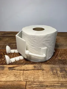 Gros plan du porte-papier toilette créatif avec un design de jambes de personnage.