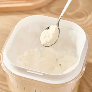 Passoire à yaourt grec fait maison grand capacité récipient avec filtre cuillère vue de haut.
