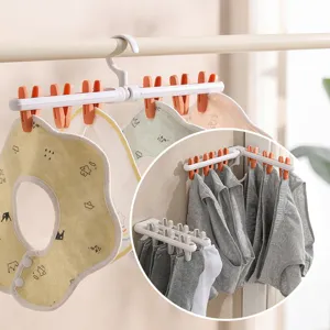 Multifunctionele opvouwbare kledinghanger met knijpers voor het drogen van baby slabbetjes.