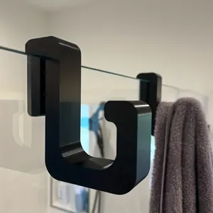 Schwarzer Duschkabinenhaken Detailansicht für Glastüren robuster Handtuchhalter Aufhänger.