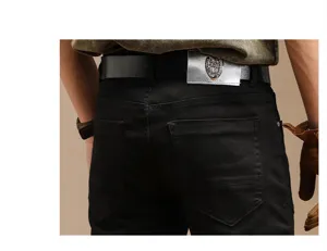 Vista detallada de los vaqueros ajustados negros vintage para hombre con bolsillos traseros.
