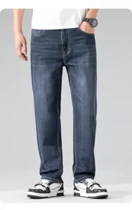 Vue détaillée du jean slim stretch pour homme en denim bleu foncé, finition de qualité.
