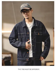 Dunkelblaue Jeansjacke mit klassischem Revers, orangen Knöpfen und stilvollem Vintage-Design.
