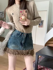 Conjunto de suéter de punto y falda vaquera con flecos, estilo casual de calle.