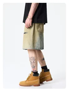 Vue détaillée du short en denim usé pour homme, coupe ample, couleur boue rétro, été.