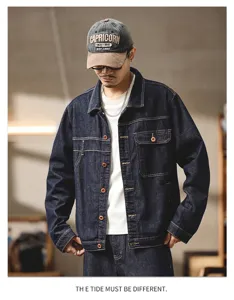 Detailansicht der dunklen Raw-Denim-Jacke, Vintage-Motorradstil mit Brusttasche und Knöpfen.