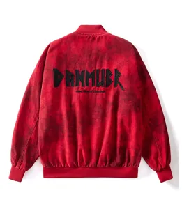 Giacca bomber rossa ricamata casual da uomo, elegante design streetwear con lettering sul retro.