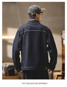 Detaillierte Rückansicht einer dunklen Jeansjacke mit hochwertigen Nähten und Textur.
