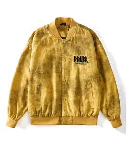 Giacca bomber vintage senape da uomo con elegante ricamo sul petto e bottoni automatici.