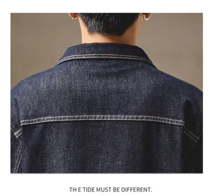 Dunkle Indigo Jeansjacke Rückseite Detail, Kontrastnähte Kragen und Satteldesign für Herren.