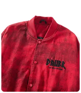 Dettaglio giacca bomber lavata rossa, elegante abbigliamento casual uomo con ricamo.