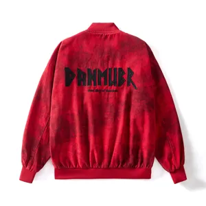 Giacca bomber rossa vintage da uomo con ricamo sul retro, capospalla streetwear casual.