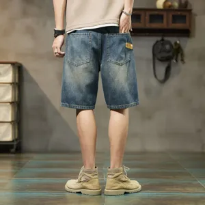 Short en denim vintage ample pour homme, jean cinq poches décontracté vue de dos.