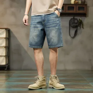 Short en denim bleu vintage pour homme, coupe ample, style streetwear tendance pour l'été.