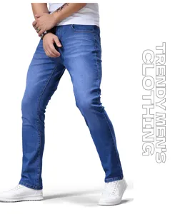 Vista dettagliata di jeans slim fit da uomo blu lavato dallo stile casual moderno.