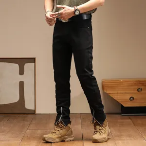 Vaqueros de motorista slim vintage para hombre con cremalleras elegantes en los tobillos.