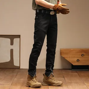 Vaqueros de moto slim retro para hombre con patchwork de cremalleras y zips en los tobillos.