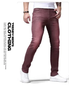 Vista dettagliata dei pantaloni slim eleganti da uomo, con tessuto comodo e taglio moderno.