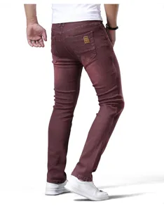 Pantaloni slim da uomo in denim elasticizzato bordeaux elegante per uso quotidiano.