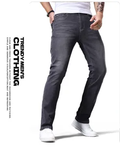 Vista di dettaglio dei jeans slim da uomo grigio scuro trendy, pantaloni eleganti.